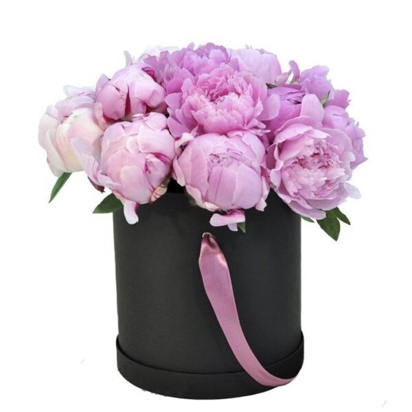 Розовые пионы в шляпной коробке - фото 1