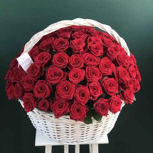 Букет из 101 голландской розы в плетеной корзине на пиафлоре - фото 1