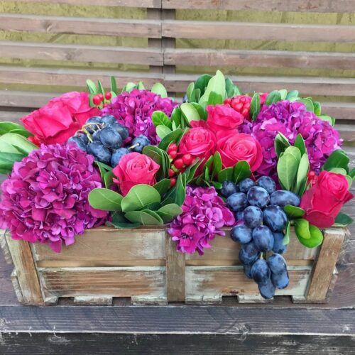 Цветочная композиция в ящике с гортензиями и виноградом - фото 1