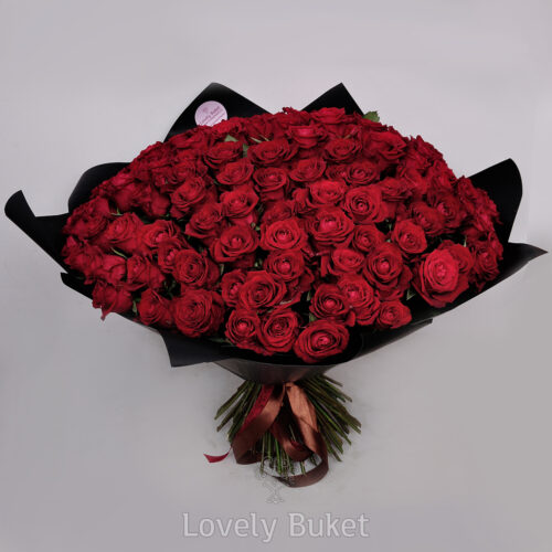 Букет из 101 красной розы в черном крафте - фото 1