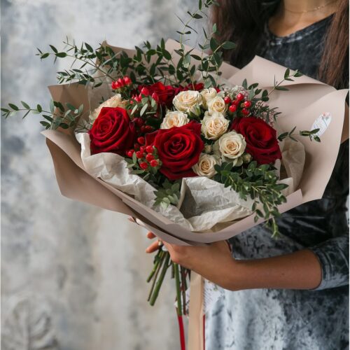 Элегантный букет с розами и ягодами гиперикума - фото 1