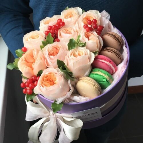 Букет элитных роз в коробке с французским печеньем - фото 1