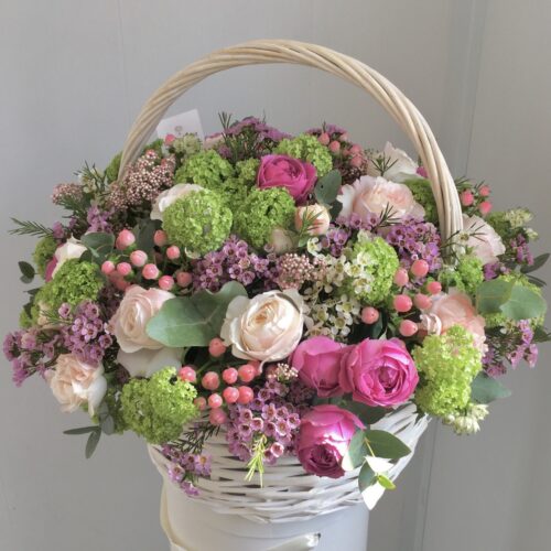 Большая корзина цветов с Бурбонскими пионовидными розами - фото 1