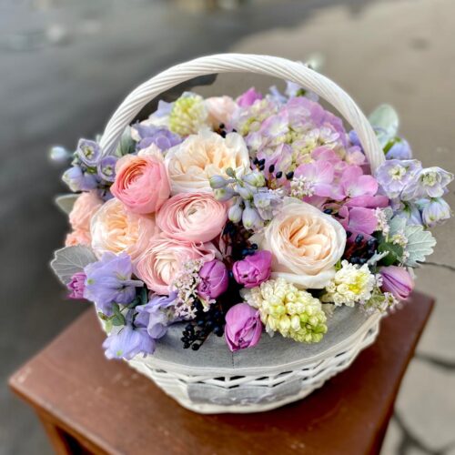 Цветочная композиция в корзине с весенними цветами - фото 1