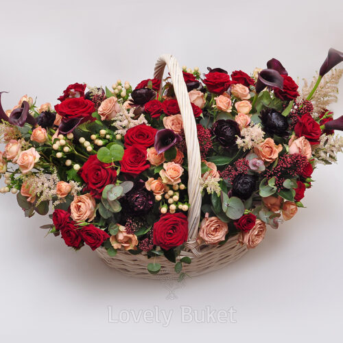 Цветочная композиция в корзине в вишнево-черничной гамме с розами и каллами - фото 1