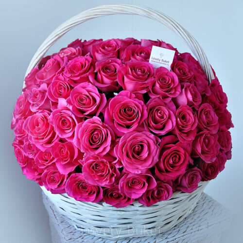 Малиново-лиловые розы в корзине - фото 1