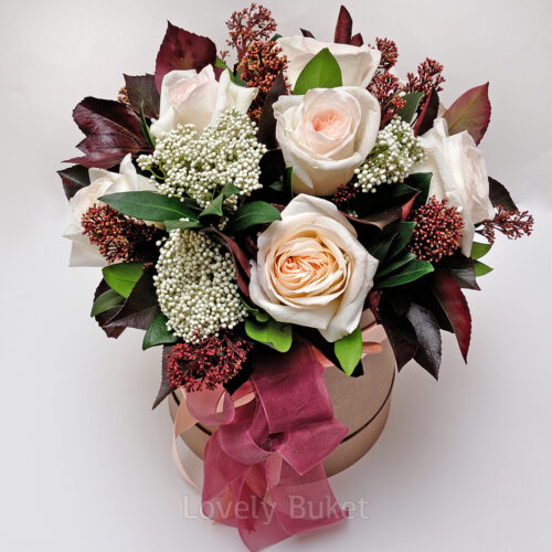 Авторский букет садовых роз и соцветия цветов "Scarlett" в коробке - фото 1