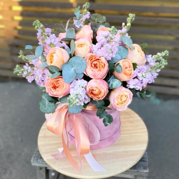Цветочная композиция с ярко-персиковым пионовидными розами и маттиолой - фото 1