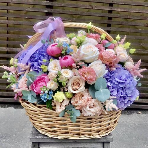 Цветочная корзина "Garda"с пудровыми розами и ажурным лизиантусом - фото 1