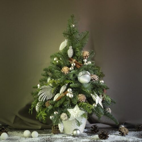 Новогодняя елка с декоративными игрушками и украшениями - фото 1