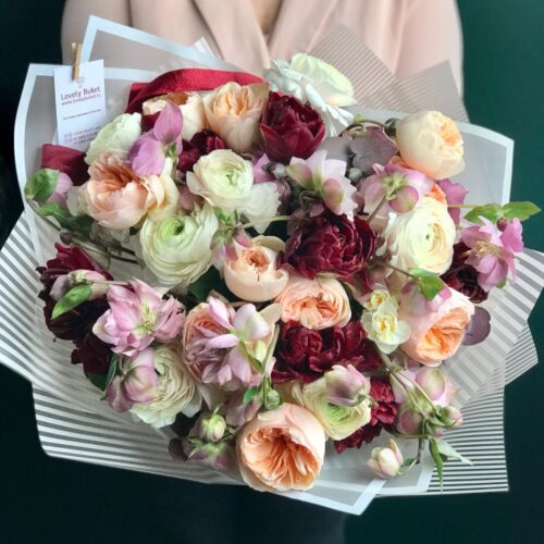 Букет "Amour" с селективными пионовидными розами, тюльпанами, хедеборусом. - фото 1