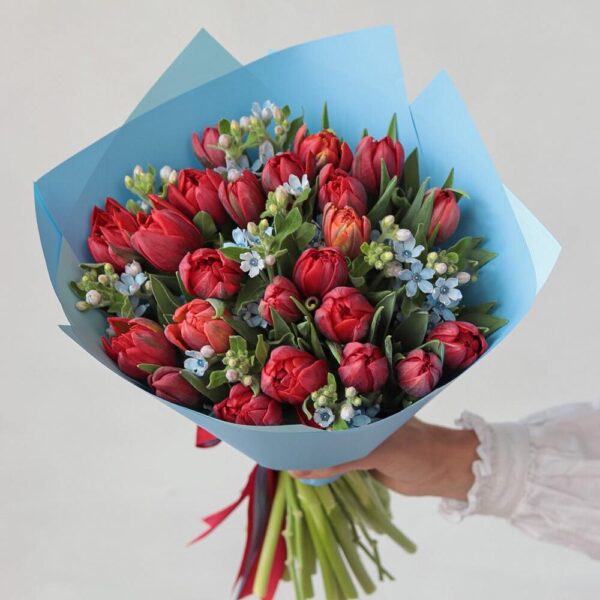 Букет пионовидных тюльпанов с голубой оксипеталум - фото 1