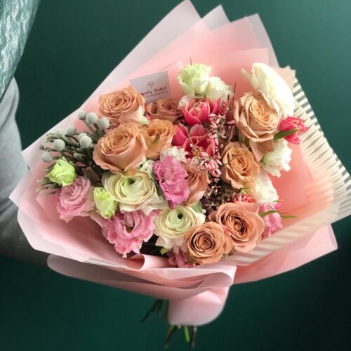 Весенний букет с розами Капучино, малиновыми тюльпанами, ажурной эустомой - фото 1