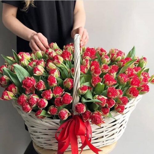 Корзина свежих тюльпанов (выбрать цвет) - фото 1