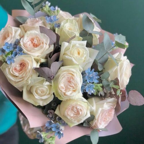 Весенний букет ароматных пионовидных роз с голубым оксипеталумом - фото 1
