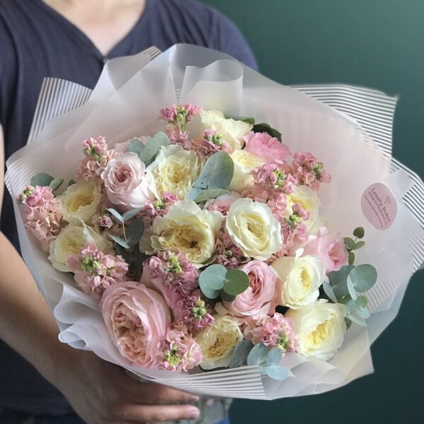Авторский букет «Katrin» с пионовидной розой и маттиолой - фото 1