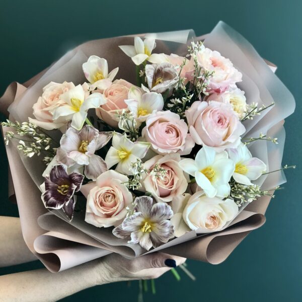 Букет из роз и тюльпанов с ароматной генистой. - фото 1