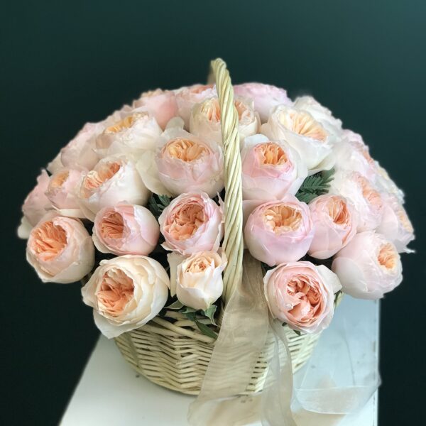 Корзина элитных пионовидных роз с веточками мимозы - фото 2