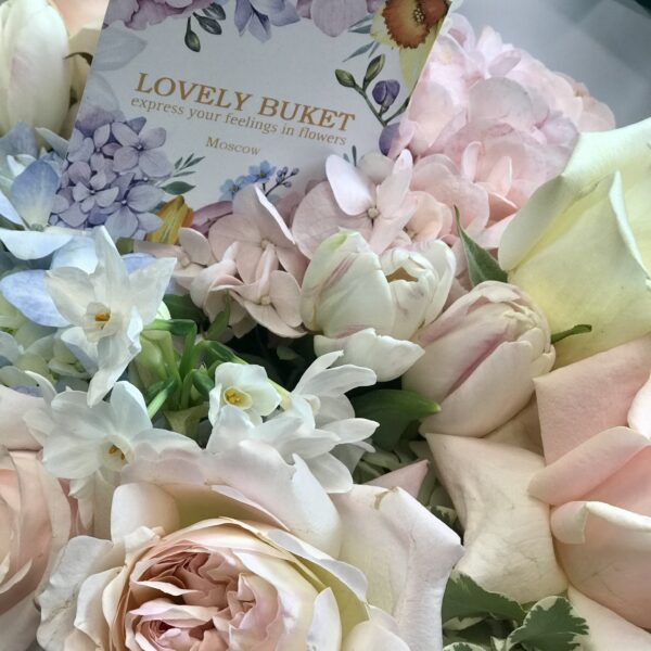 Утонченный букет из гортензий, роз и тюльпанов - фото 3