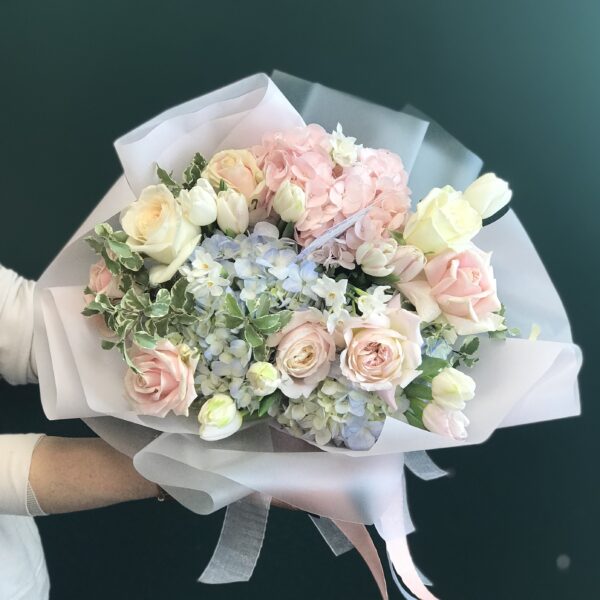 Утонченный букет из гортензий, роз и тюльпанов - фото 2