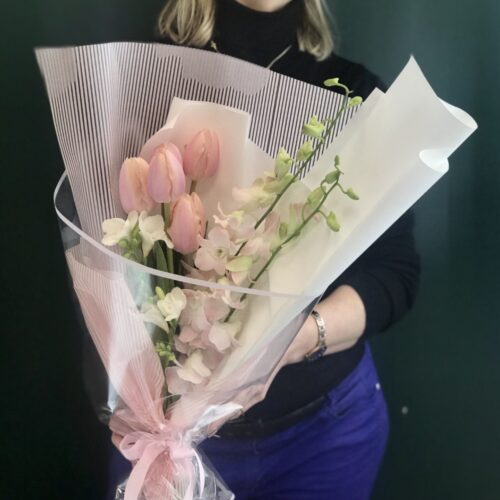 Экзотический букет с цветами дендробиума, тюльпанами и фрезиями - фото 1
