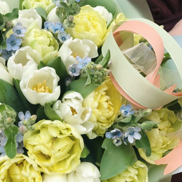 Букет с нежными лимонными и белыми тюльпанами с голубым оксипеталумом - фото 2