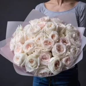 Белые пионовидные розы в Москве