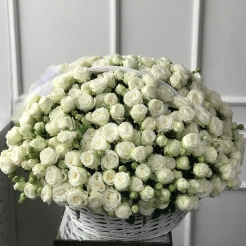 Белые пионовидные розы в корзине - фото 1
