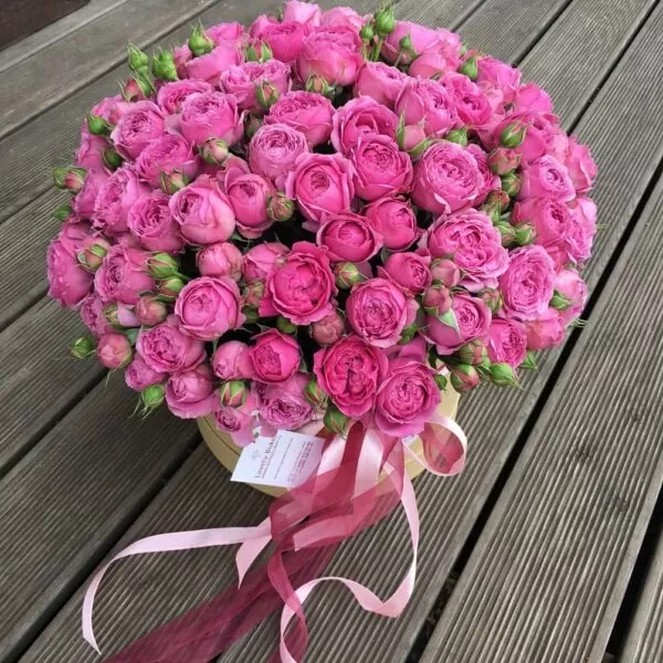 Букет ярко-розовых пионовидных роз в шляпной коробке - фото 2