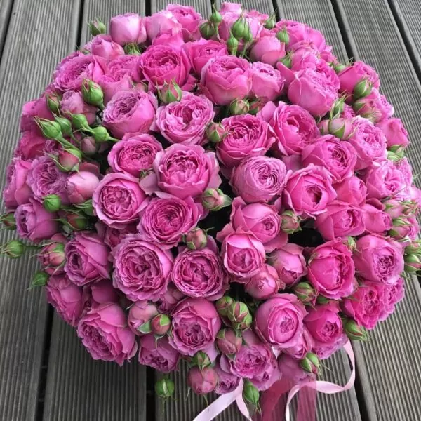 Букет ярко-розовых пионовидных роз в шляпной коробке - фото 1