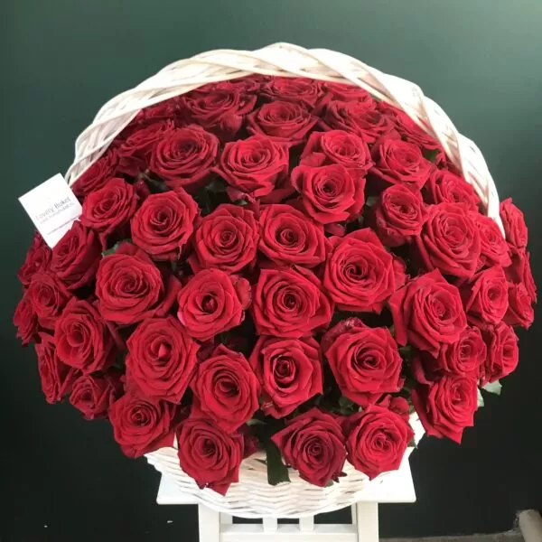 Букет из 101 голландской розы в плетеной корзине на пиафлоре - фото 2