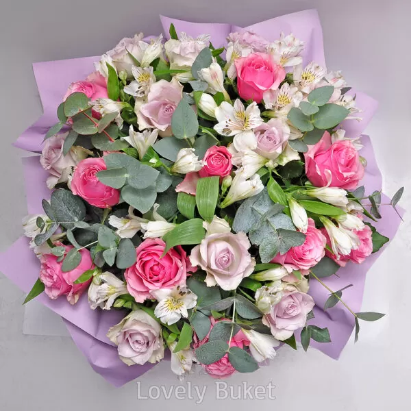 Цветочная композиция с нежными розами и альстромерией - фото 2