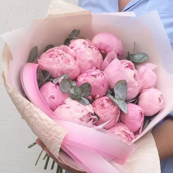 Отборные розовые пионы с ароматным эвкалиптом - фото 1
