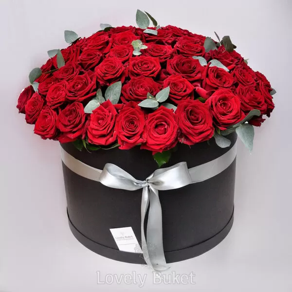 Композиция из 101 красной розы с эвкалиптом - фото 1