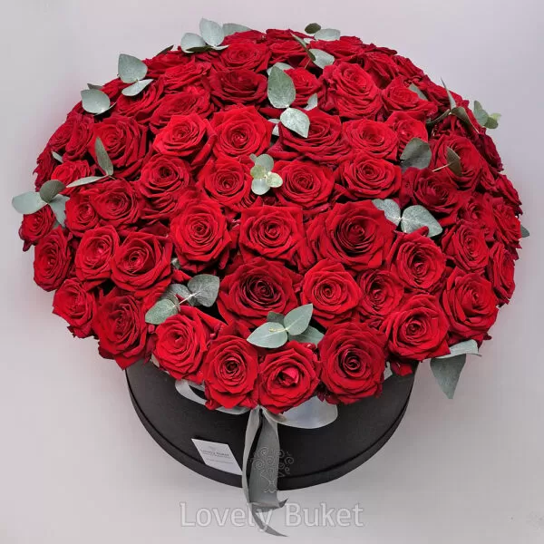 Композиция из 101 красной розы с эвкалиптом - фото 2