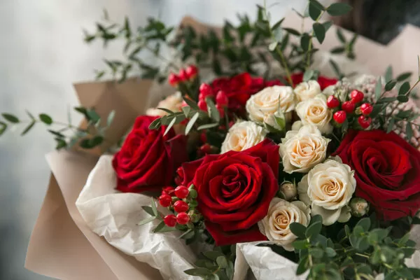 Элегантный букет с розами и ягодами гиперикума - фото 2