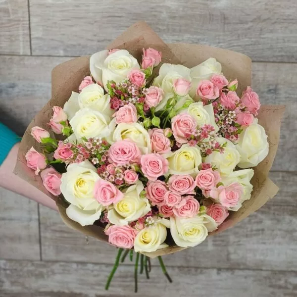 Букет из 25 роз с ароматным Хамелациумом - фото 1