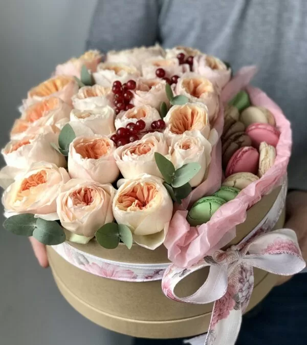 Букет элитных роз в коробке с французским печеньем - фото 2