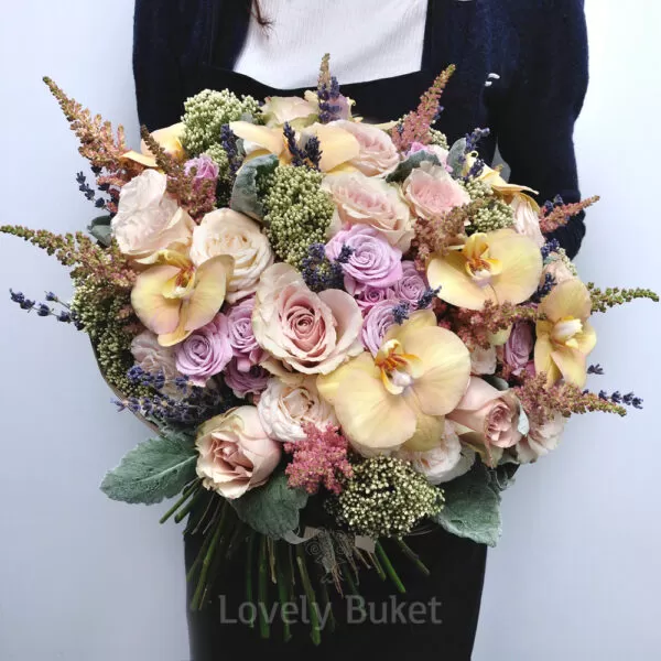Букет с бронзовыми орхидеями, лавандой и ароматными розами - фото 2