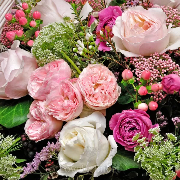 Большая корзина цветов с Бурбонскими пионовидными розами - фото 2