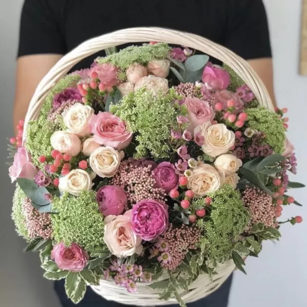 Большая корзина цветов с Бурбонскими пионовидными розами - фото 3