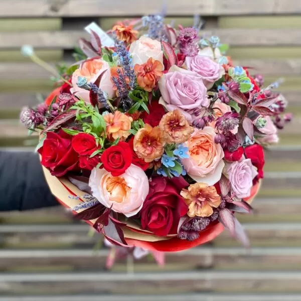 Букет в рубиново-кофейно-сиреневой гамме с садовыми розами и экзотикой - фото 2