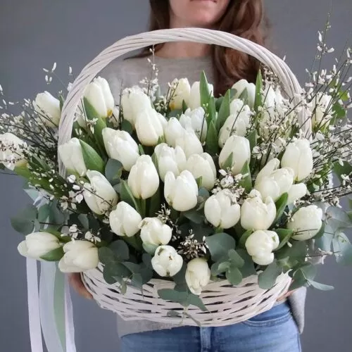 Корзина белых тюльпанов с ароматной генистой (51) - фото 1
