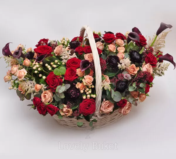 Цветочная композиция в корзине в вишнево-черничной гамме с розами и каллами  по цене 9990 руб - купить в Москве с доставкой
