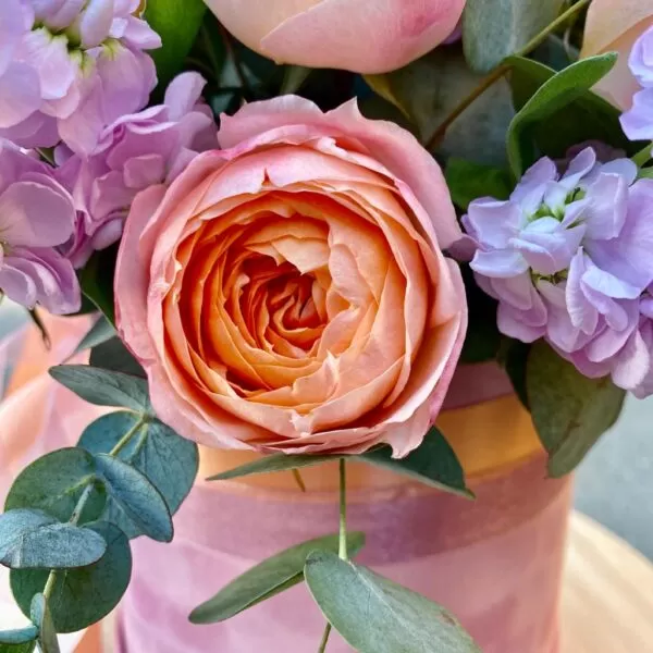 Цветочная композиция с ярко-персиковым пионовидными розами и маттиолой - фото 2