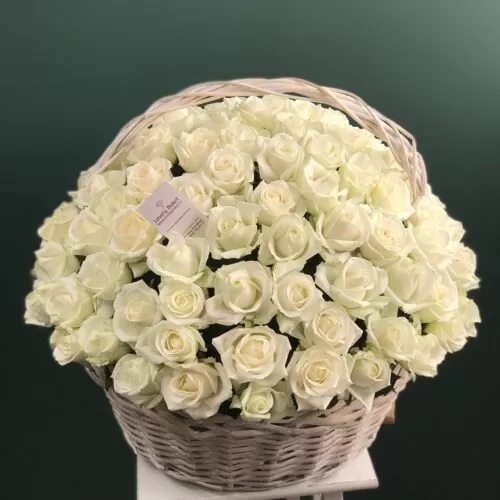 Букет из 101 белой розы в корзине - фото 1