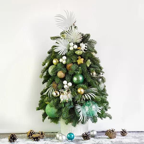 Новогодняя елка с ветками пальмы и игрушками - фото 1