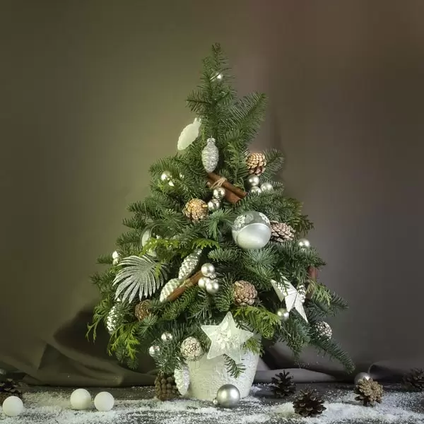 Новогодняя елка с декоративными игрушками и украшениями - фото 1