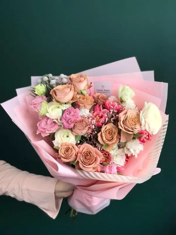 Весенний букет с розами Капучино, малиновыми тюльпанами, ажурной эустомой - фото 2