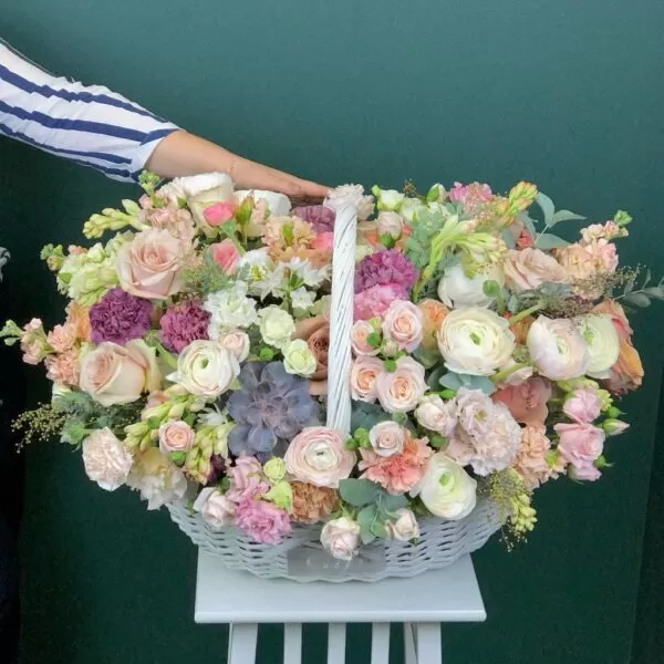 Цветочная композиция в корзине с премиум цветами "Музыка цветов" - фото 1